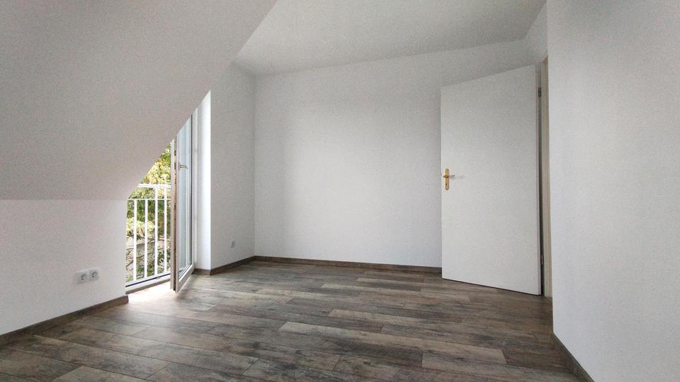 gepflegte, helle Dachgeschoss Wohnung mit Blick ins Grüne 2 zimmer