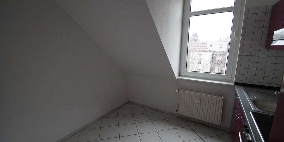 geeignet für 2er-WG - 2,5-Zi-DG-Whg - Laminat, Badewanne 2.5 zimmer