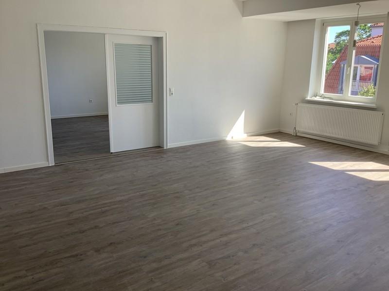 2-R-Wohnung mit Fußbodenheizung im Bad wartet auf einen neuen Mieter zimmer