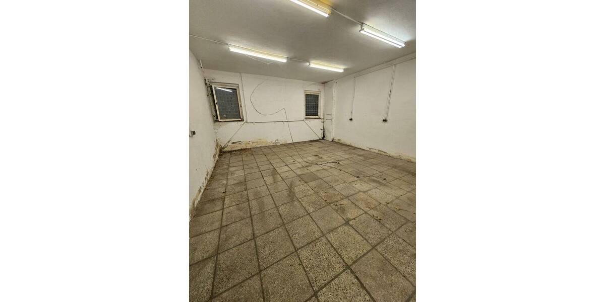 Freistehende, pfeilerfreie Halle in ruhiger Lage mit Büro-Lagerebene, Freifläche möglich zimmer