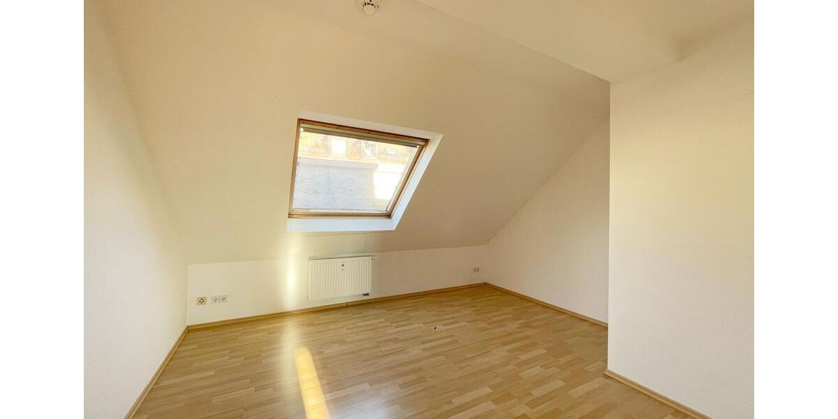 Großzügige 3-Raum-Dachgeschosswohnung mit Balkon und Stellplatz 3 zimmer