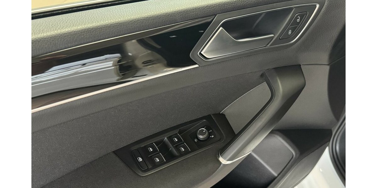 VW Touran 150 DSG R-Line/7Sitz/LED/Navi/ACC/Massage 99.985 km 22.990 &euro; Leipzig 04347