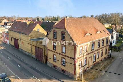 Viel Platz & Potenzial: EFH mit 8 Zimmern, Innenhof & Nebengelass auf großem Grundstück