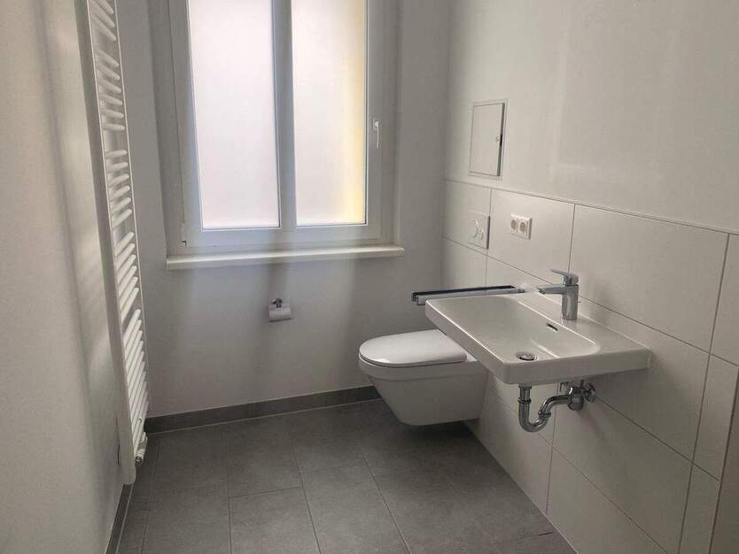 Schöne Erdgeschosswohnung mit geräumiger Wohnküche mit Einbauküche, Dusche und Fußbodenheizung! 2 zimmer