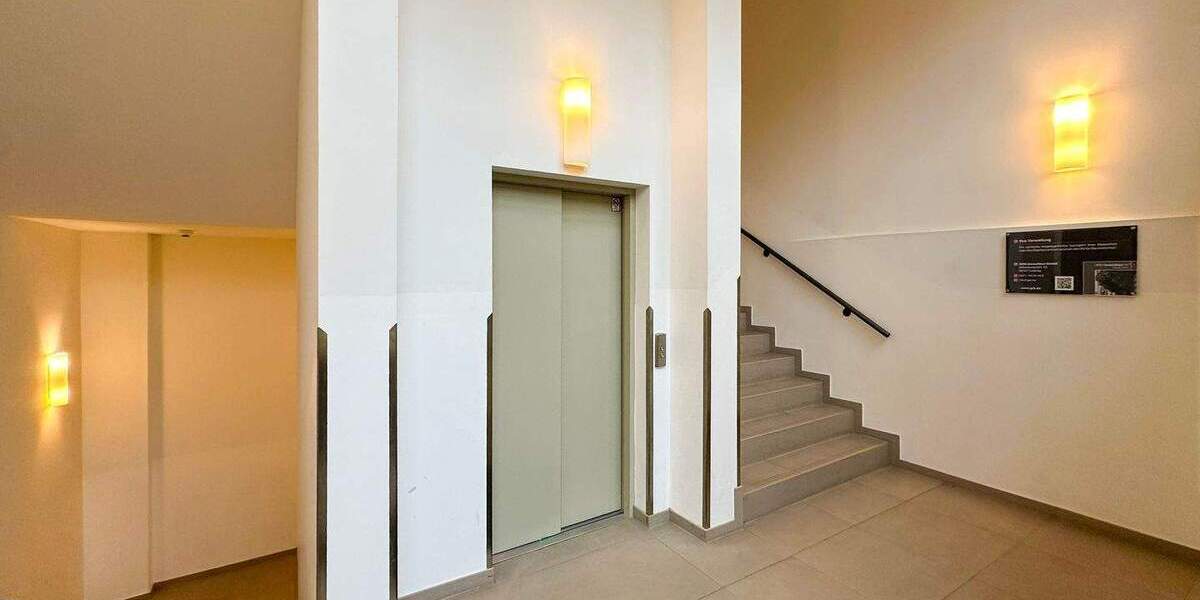 Bald frei! Loft-Wohnung mit Balkon l EBK l 2 TG-Stellplätzen & Wellnessbereich 4 zimmer