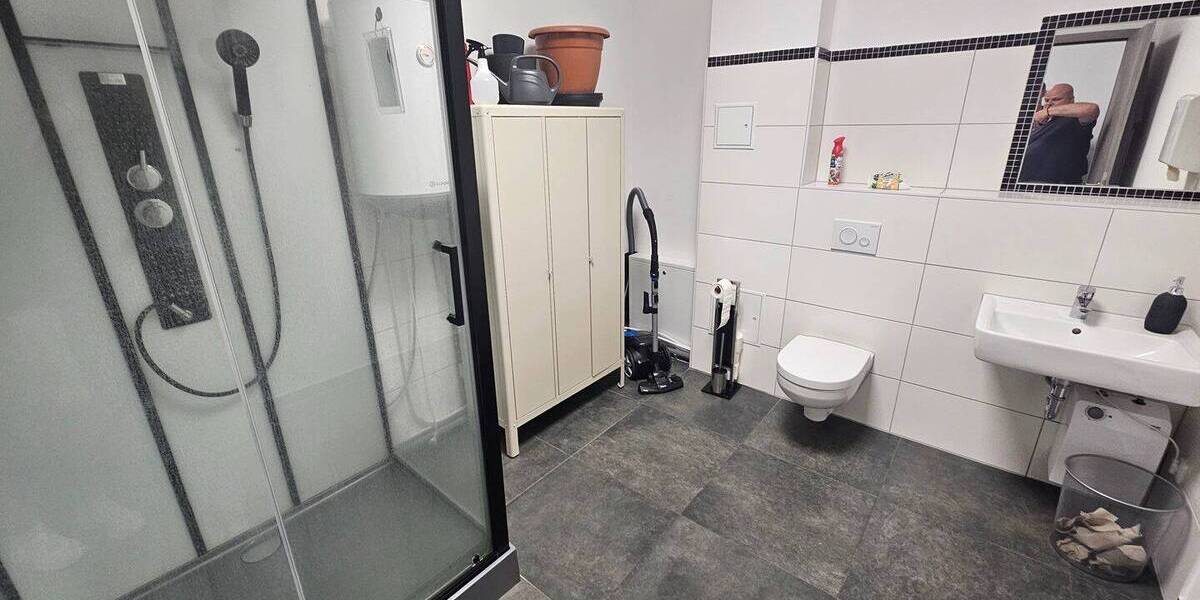 Moderne Gewerbefläche mit Büro + Lager, Freifläche + SP möglich zimmer