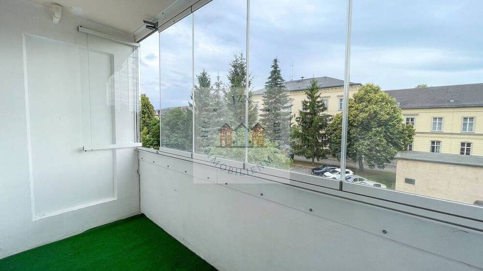 Geräumig und hell mit Balkon und Einbauküche