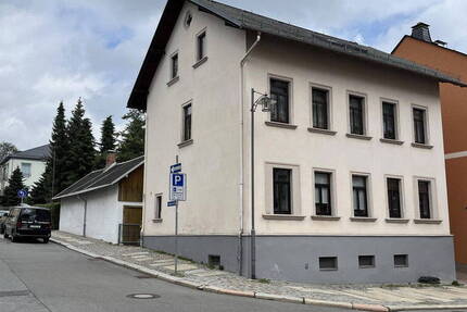 Mehrfamilienhaus mit Nebengebäude, 3 Garagen, 2 Stellplätzen und Garten