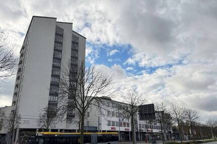 hochwertig sanierte und frei werdende Wohnung mit riesiger Dusche, Einbauküche, 2 Glasbalkonen und 2 Stellplätzen in der Tiefgarage 3 zimmer