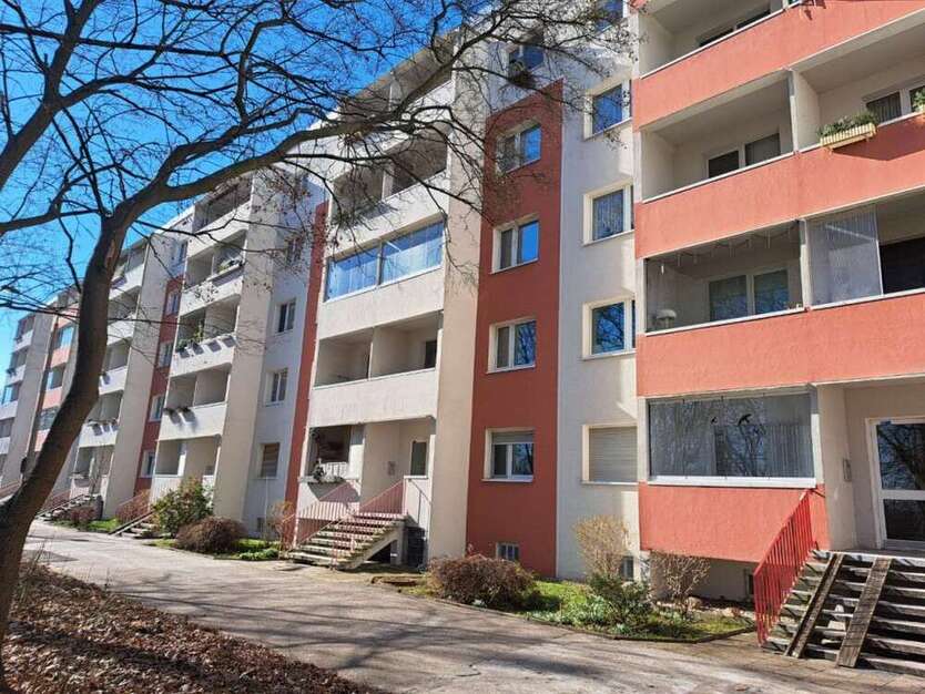 Wohnung zum Mieten in Halle (Saale) 400 € 66.31 m²