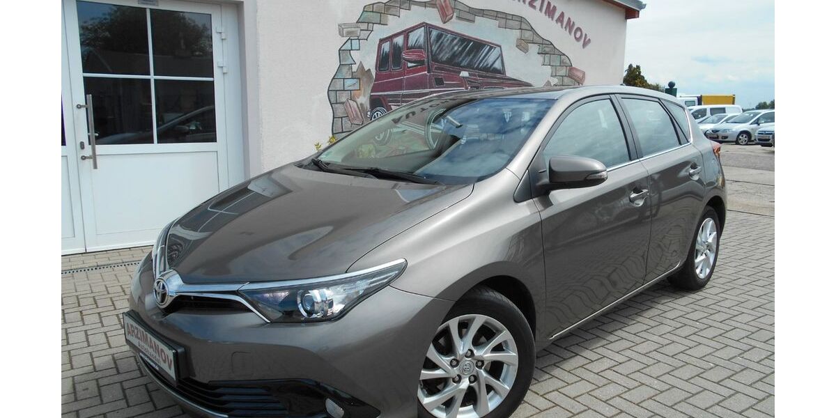 Toyota Auris 104.147 km 12.990 &euro; Markranstädt OT Quesitz 04420