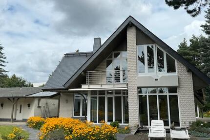 Freistehendes Architektenhaus mit traumhaftem Grundstück + Pool in der Nähe des Herzzentrums
