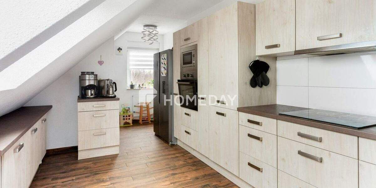 Großzügig & gemütlich: schöne Dachgeschosswohnung mit Balkon & Stellplatz - ruhiges Wohnen in Borna 4 zimmer