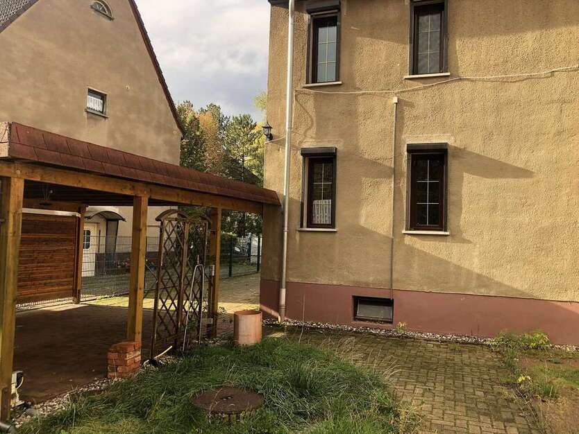 ++Doppelhaushälfte mit Entwicklungspotential in Döllnitz++ 7 zimmer