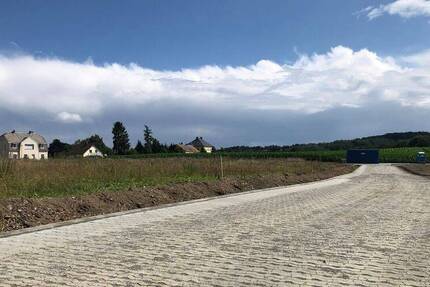 Großes Grundstück am Feldrand mit unverbautem Blick ins Grüne.