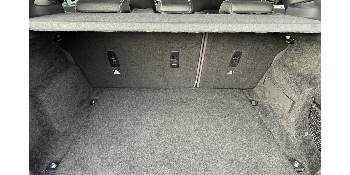 Jaguar E-Pace P250 R-Dynamic Black LED/Nav/VZE/Spur/ACC 70.425 km 23.990 &euro; Leipzig 04347