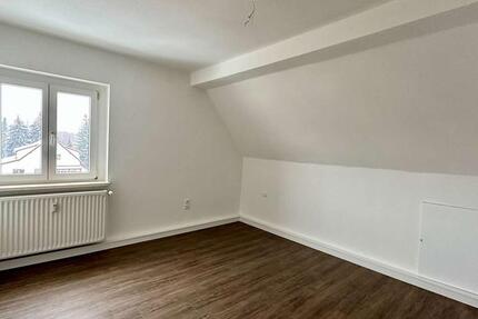 Erstbezug nach Renovierung | 2-Raum-Dachgeschosswohnung mit Kamin und Stellplatz zimmer
