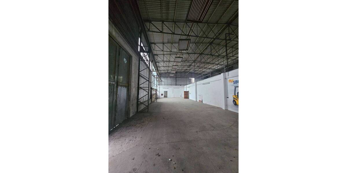 Freistehende, pfeilerfreie Halle in ruhiger Lage mit Büro-Lagerebene, Freifläche möglich zimmer