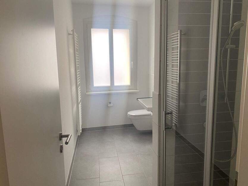 Schöne Erdgeschosswohnung mit geräumiger Wohnküche mit Einbauküche, Dusche und Fußbodenheizung! 2 zimmer