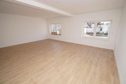 großzügige 3-Zimmer-Wohnung, große Küche, Wanne, Dusche, 35 m² großes Wohnzimmer, Hobbyraum 3 zimmer