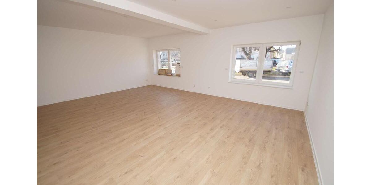 großzügige 3-Zimmer-Wohnung, große Küche, Wanne, Dusche, 35 m² großes Wohnzimmer, Hobbyraum 3 zimmer