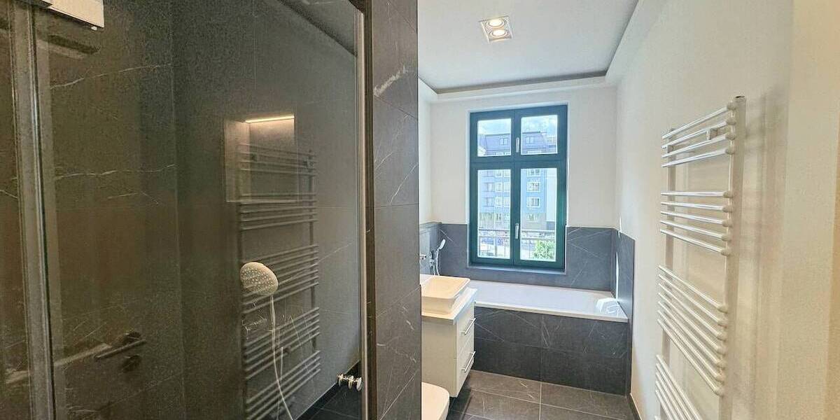 Was will man mehr? * Erstbezug * Parkett * Balkon * Fußbodenheizung * Wanne & Dusche * LED-Licht 3 zimmer