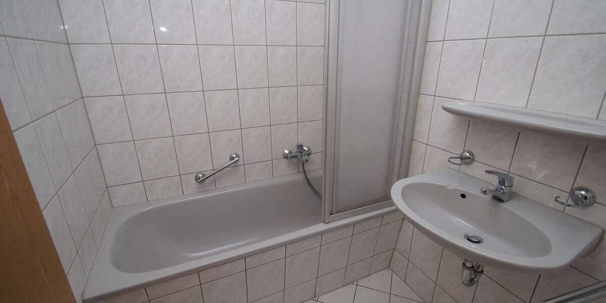 geeignet für 2er-WG - 2,5-Zi-DG-Whg - Laminat, Badewanne 2.5 zimmer