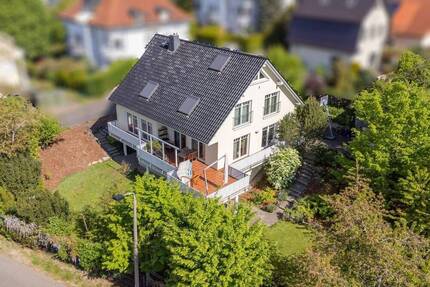GRÜNES PARADIES FÜR DIE GANZE FAMILIE Großzügiges Einfamilienhaus mit allem, was das Herz begehrt