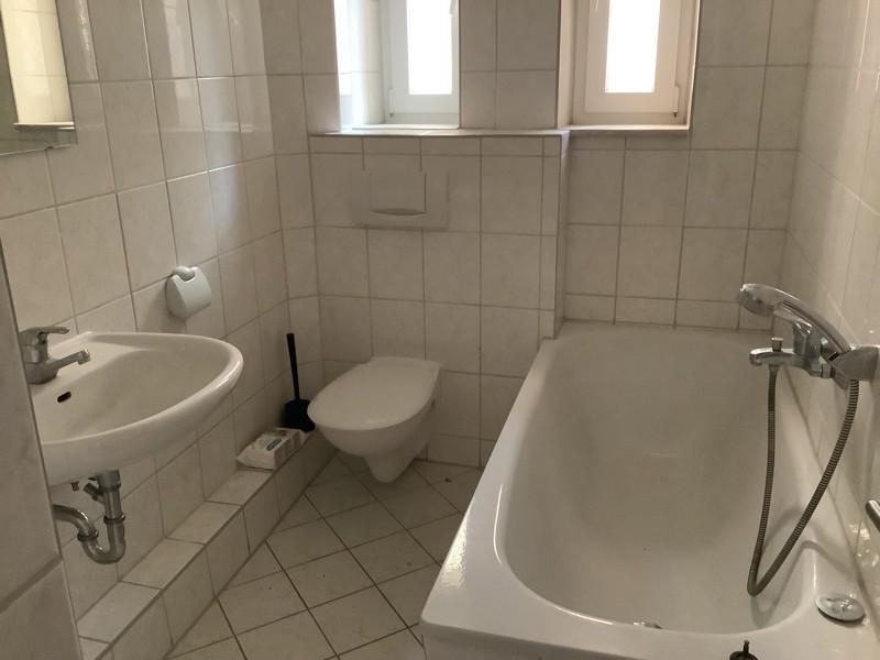 Die Gewerberäume befinden sich im Erdgeschoss eines Mehrfamilienhauses.<br>Ein Raum liegt ebenerdig und ist von der Straße aus begehbar, hier ist auch eine große Fensterscheibe, was den Raum sehr... zimmer