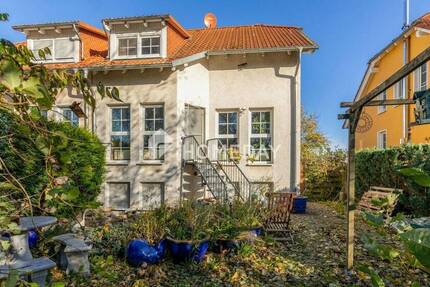 Doppelhaushälfte mit Carport, Garten mit Terrasse und Gartenhaus und Tageslichtbädern