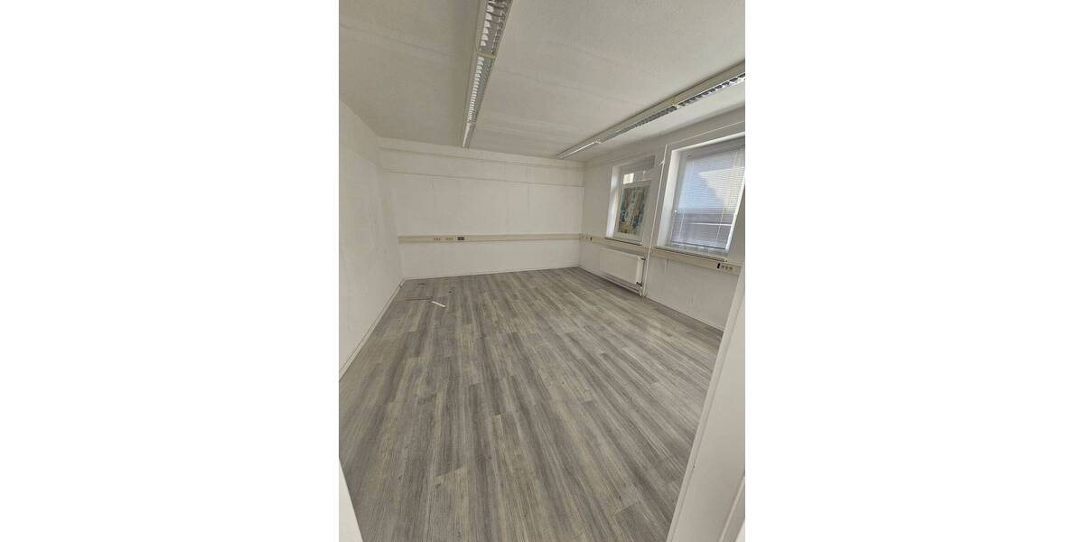 Bürofl. im Gewerbegebiet Böhlitz-Ehrenberg, 2 Räume, inkl. Küche, WC+ DU vorh., SP mögl. 3 zimmer