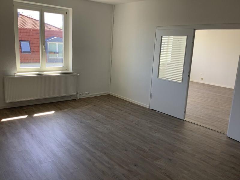 2-R-Wohnung mit Fußbodenheizung im Bad wartet auf einen neuen Mieter zimmer