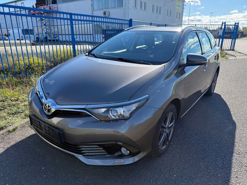 Toyota Auris 91.183 km 9.990 € Leipzig 04178