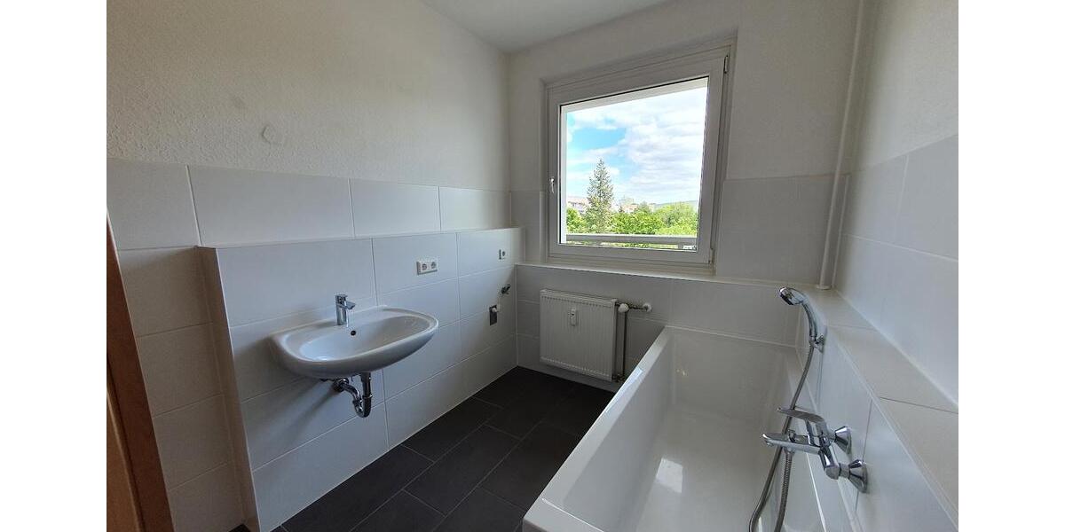 **JETZT EINZIEHEN**3-Zimmer-Wohnung Tageslichtbad Dusche+Wanne 4.OG Balkon ab sofort 3 zimmer