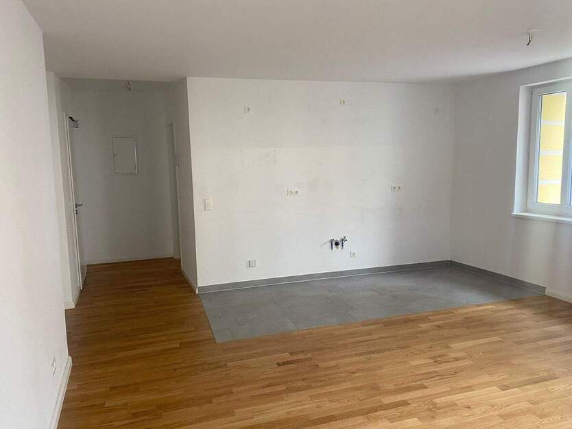 Schöne Erdgeschosswohnung mit geräumiger Wohnküche mit Einbauküche, Dusche und Fußbodenheizung! 2 zimmer