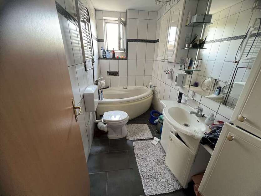 Wohn- und Geschäftshaus mit Sanierungspotenzial 18 zimmer