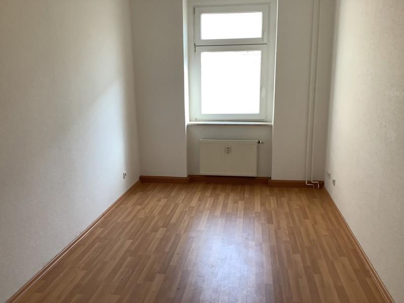 Die Gewerberäume befinden sich im Erdgeschoss eines Mehrfamilienhauses.<br>Ein Raum liegt ebenerdig und ist von der Straße aus begehbar, hier ist auch eine große Fensterscheibe, was den Raum sehr... zimmer