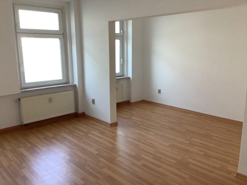 Die Gewerberäume befinden sich im Erdgeschoss eines Mehrfamilienhauses.<br>Ein Raum liegt ebenerdig und ist von der Straße aus begehbar, hier ist auch eine große Fensterscheibe, was den Raum sehr... zimmer