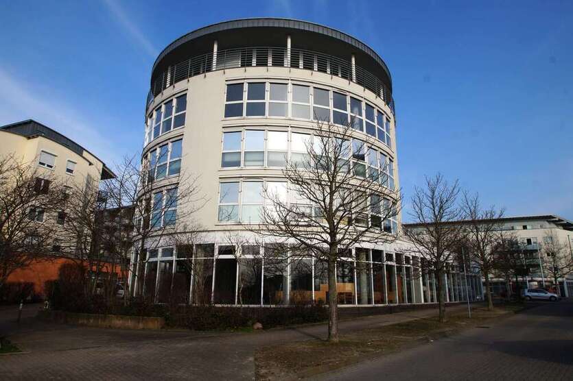 Individuell gestaltbare Bürofläche am Flughafen: Mit Balkon und viel Tageslicht zimmer