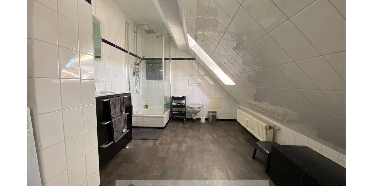 Sehr schöne Dachgeschosswohnung im Zentrum Merseburgs zu verkaufen 2 zimmer