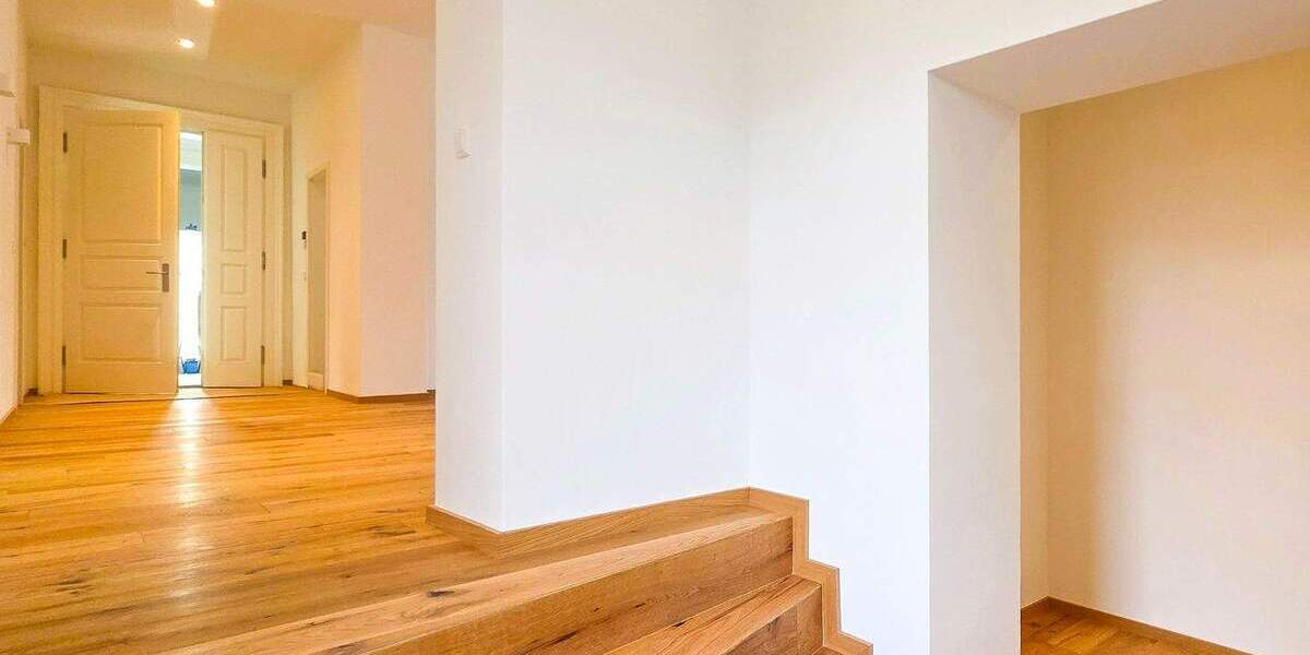 Charmante Denkmalschutzwohnung mit Westbalkon | Aufzug| Tiefgaragenstellplatz optional 4 zimmer