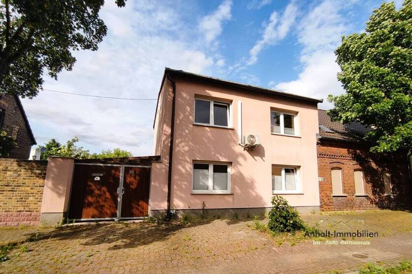 Einfamilienhaus mit Wintergarten, Carport und hübschen Grundstück in Greppin