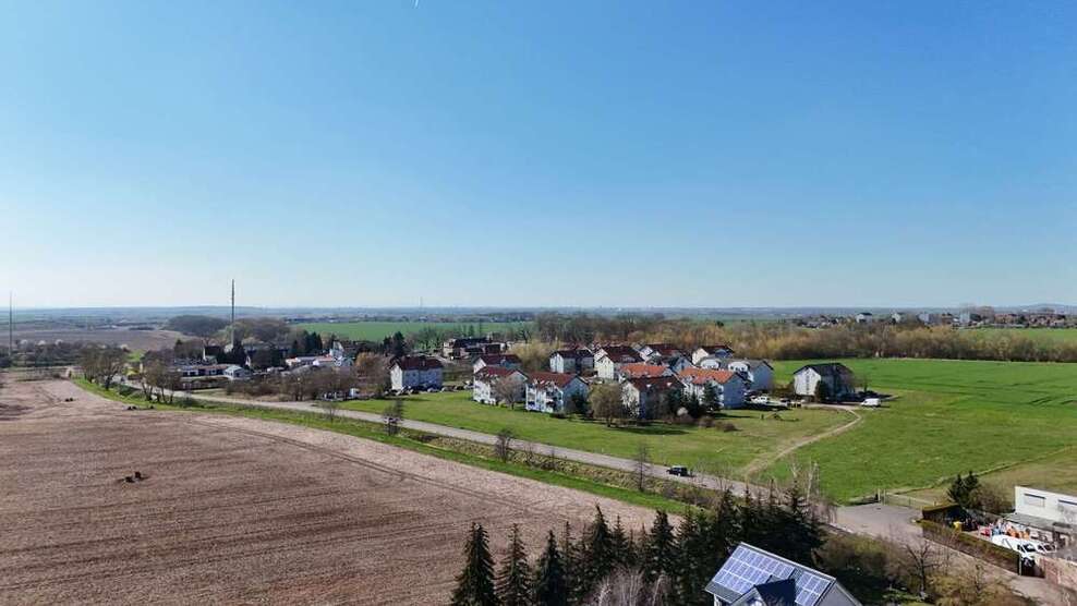 BEZUGSFREI! Gepflegte Doppelhaushälfte mit Keller und Stellplatz zwischen Halle (Saale) und Leipzig