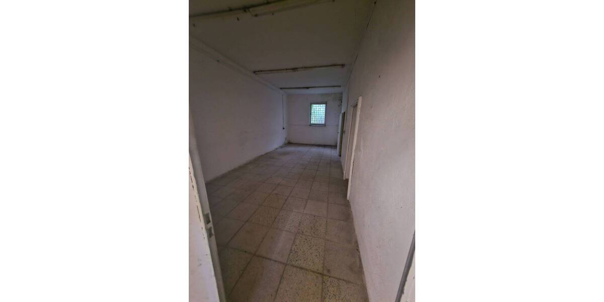 Freistehende, pfeilerfreie Halle in ruhiger Lage mit Büro-Lagerebene, Freifläche möglich zimmer