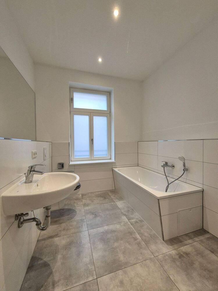 Neuwertige 3 Zimmer Wohnung mit großem Balkon