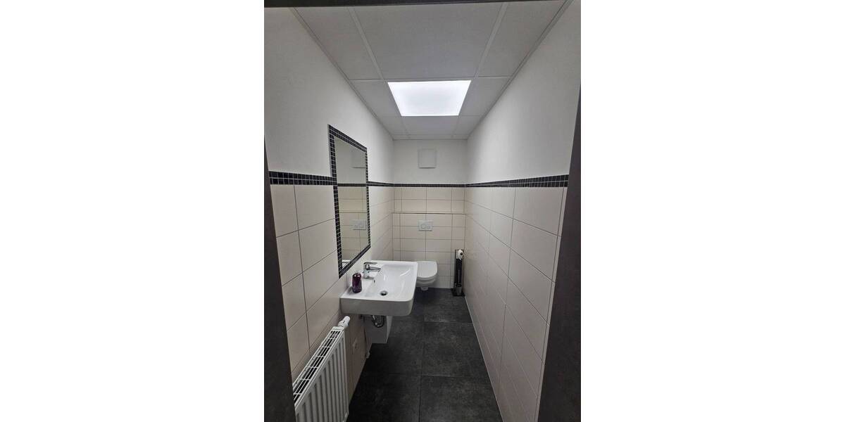 Moderne Gewerbefläche mit Büro + Lager, Freifläche + SP möglich zimmer