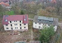 bebautes Grundstück mit 2 Mehrfamilienhäusern und Garagen