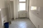 Die Gewerberäume befinden sich im Erdgeschoss eines Mehrfamilienhauses.<br>Ein Raum liegt ebenerdig und ist von der Straße aus begehbar, hier ist auch eine große Fensterscheibe, was den Raum sehr... zimmer