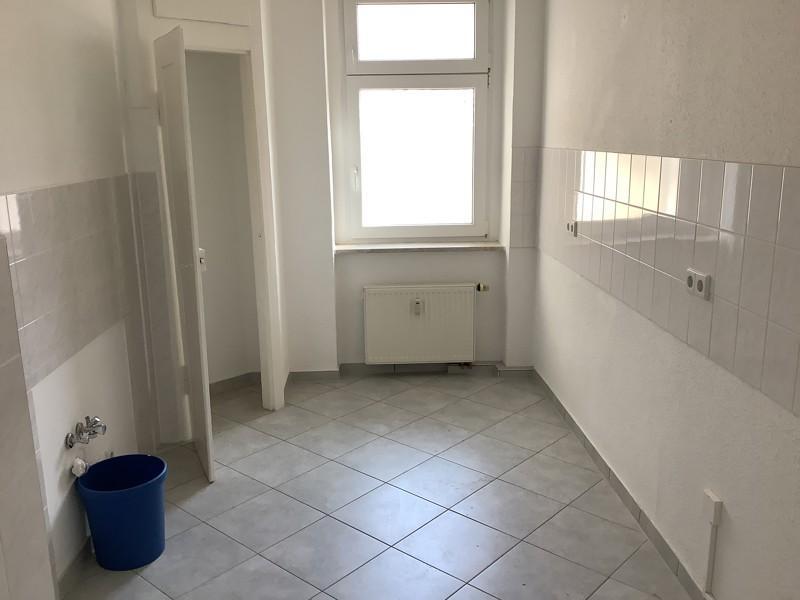 Die Gewerberäume befinden sich im Erdgeschoss eines Mehrfamilienhauses.<br>Ein Raum liegt ebenerdig und ist von der Straße aus begehbar, hier ist auch eine große Fensterscheibe, was den Raum sehr... zimmer