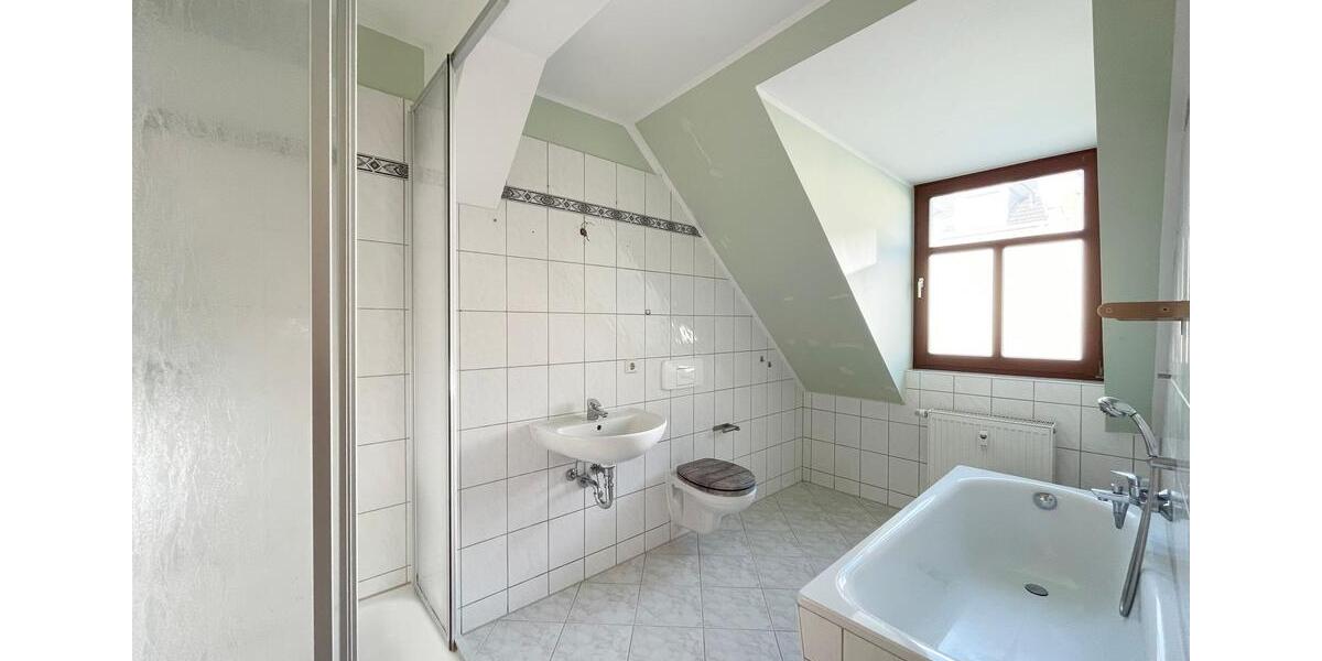 Großzügige 3-Raum-Dachgeschosswohnung mit Balkon und Stellplatz 3 zimmer